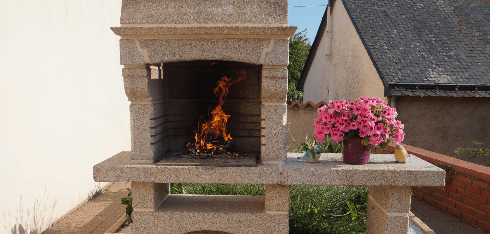 Barbecue fabriqué par le tailleur de pierre
