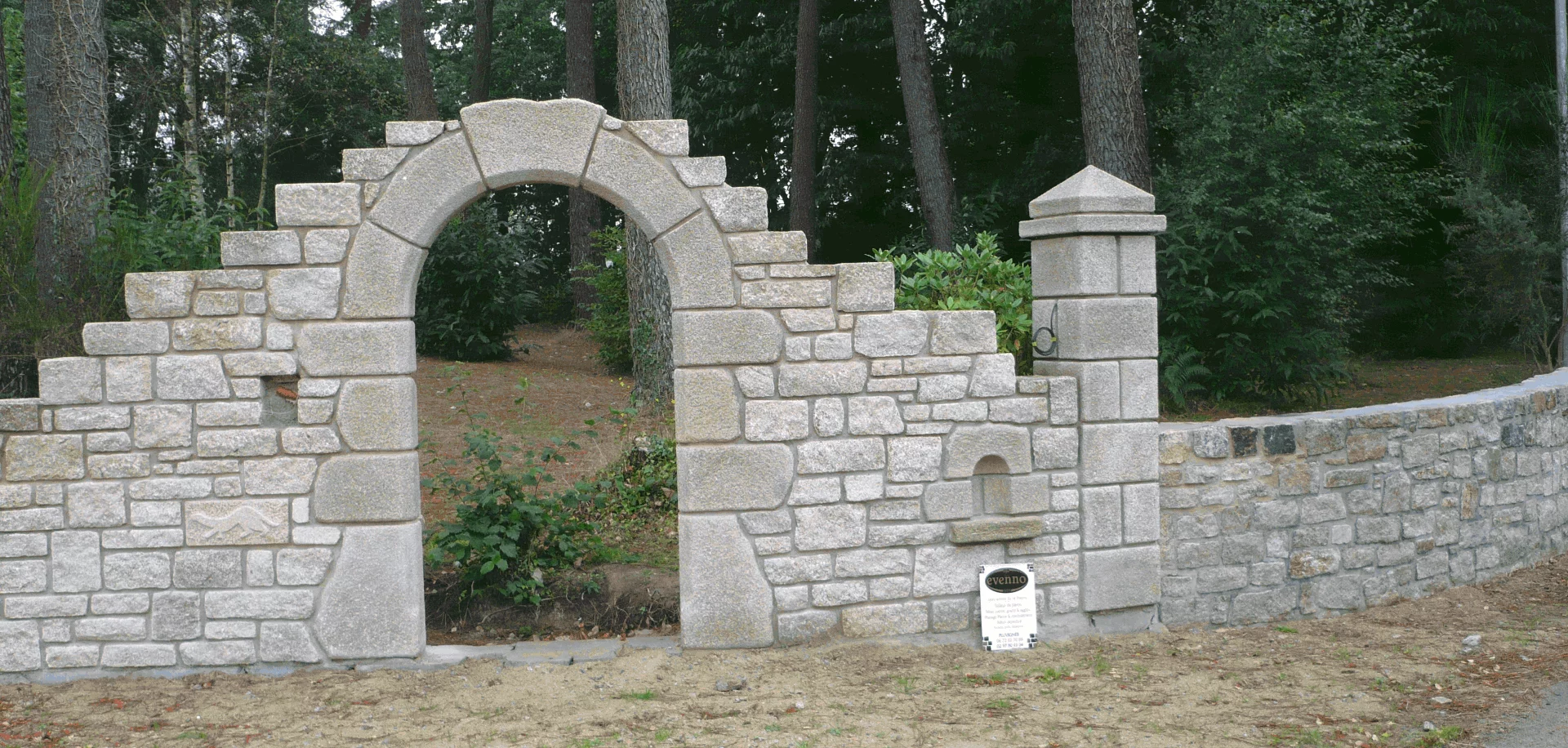 Pilliers et porte en taille de pierre