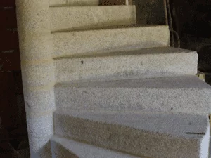 Escalier en pierre réalisé à la main