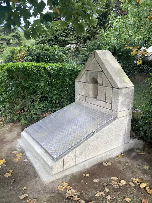 Fontaine en pierre avec couvercle fermé