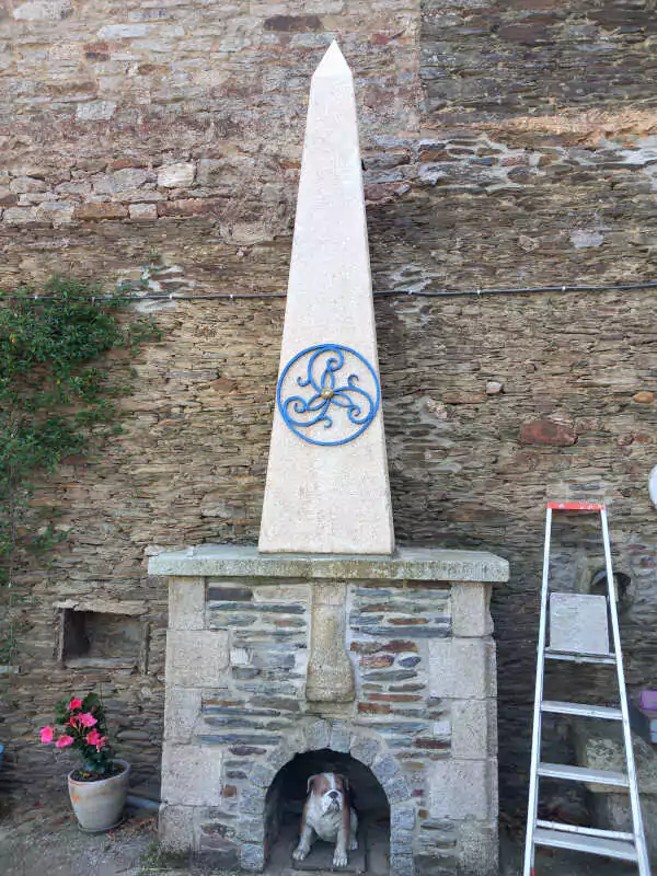 Colonne mémorielle en pierres