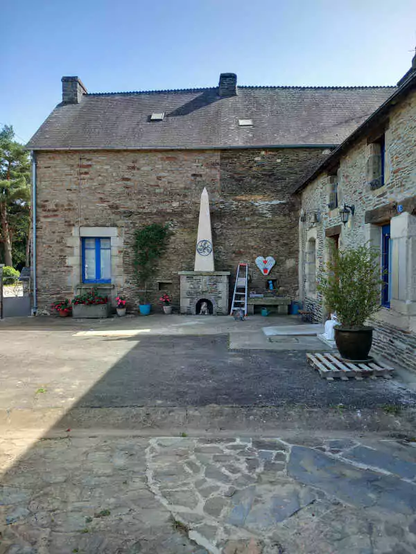 Colonne mémorielle en pierres
