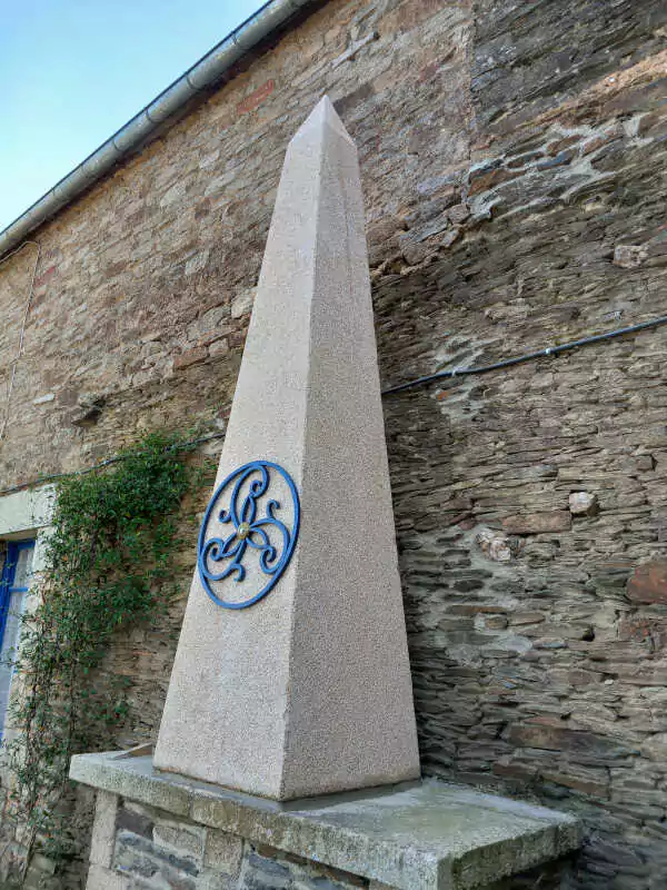 Colonne mémorielle en pierres