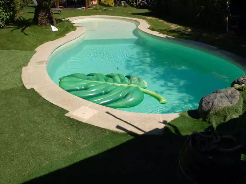 Bord de piscine en pierres