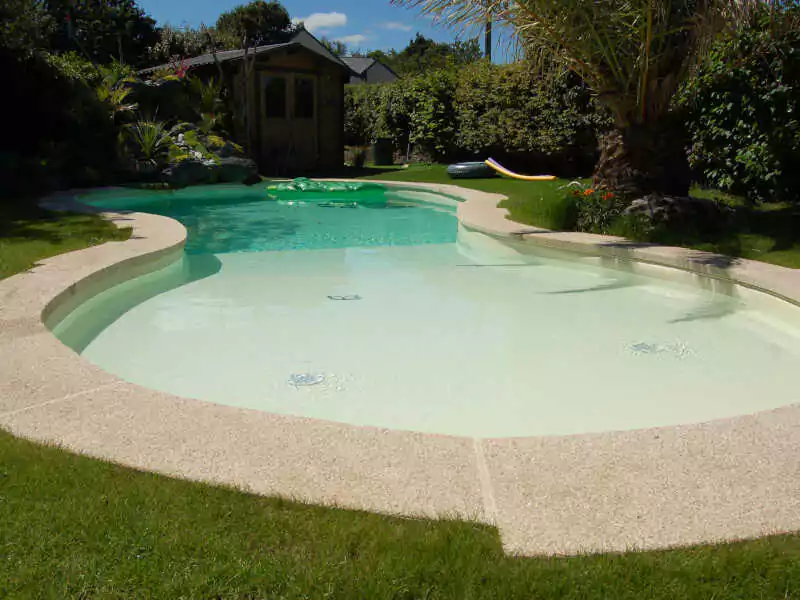 Bord de piscine en pierres