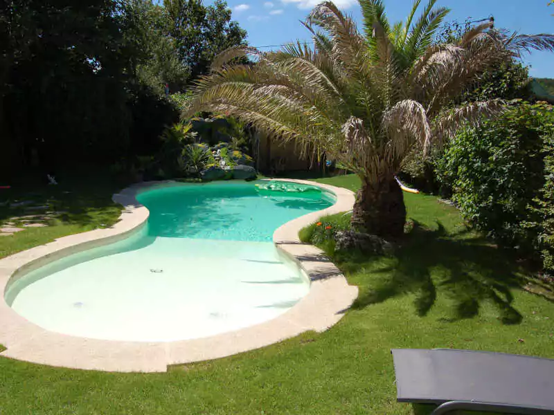 Bord de piscine en pierres