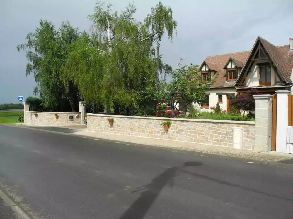 Clôture avec mur en pierres