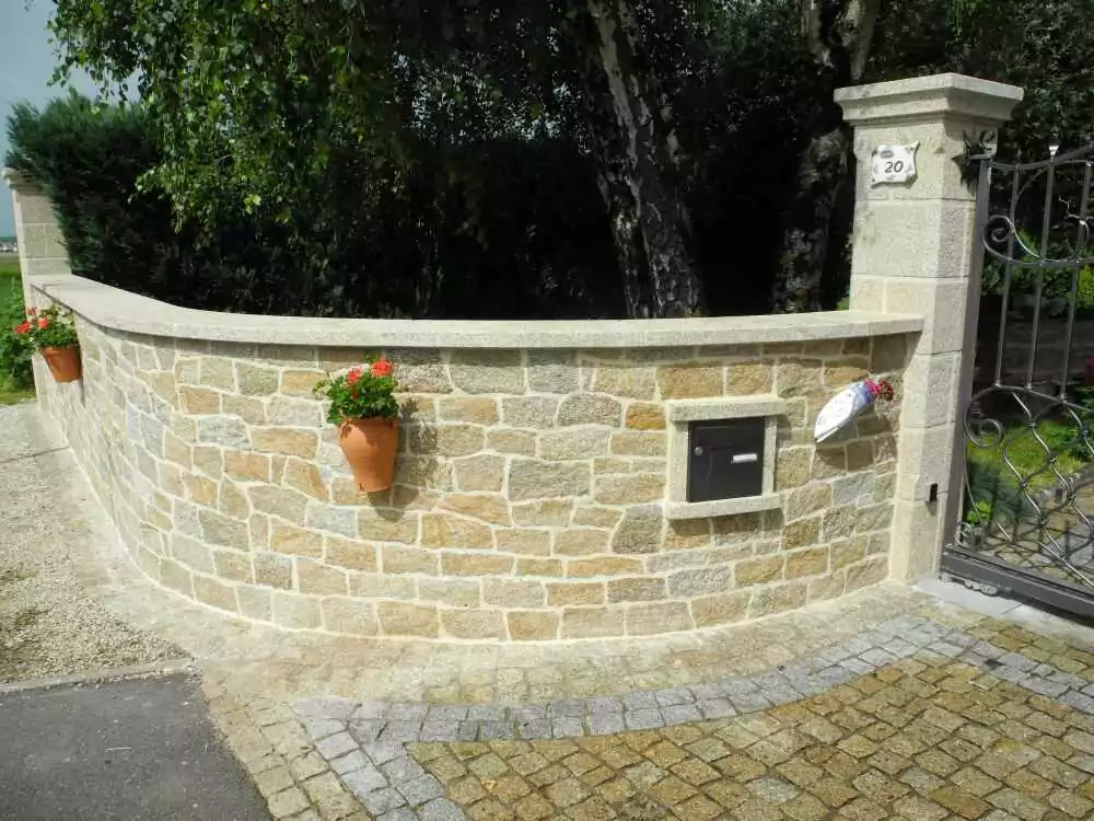 Clôture avec mur en pierres
