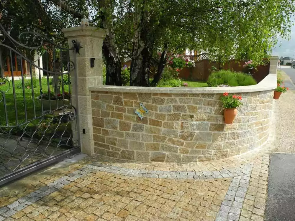 Clôture avec mur en pierres