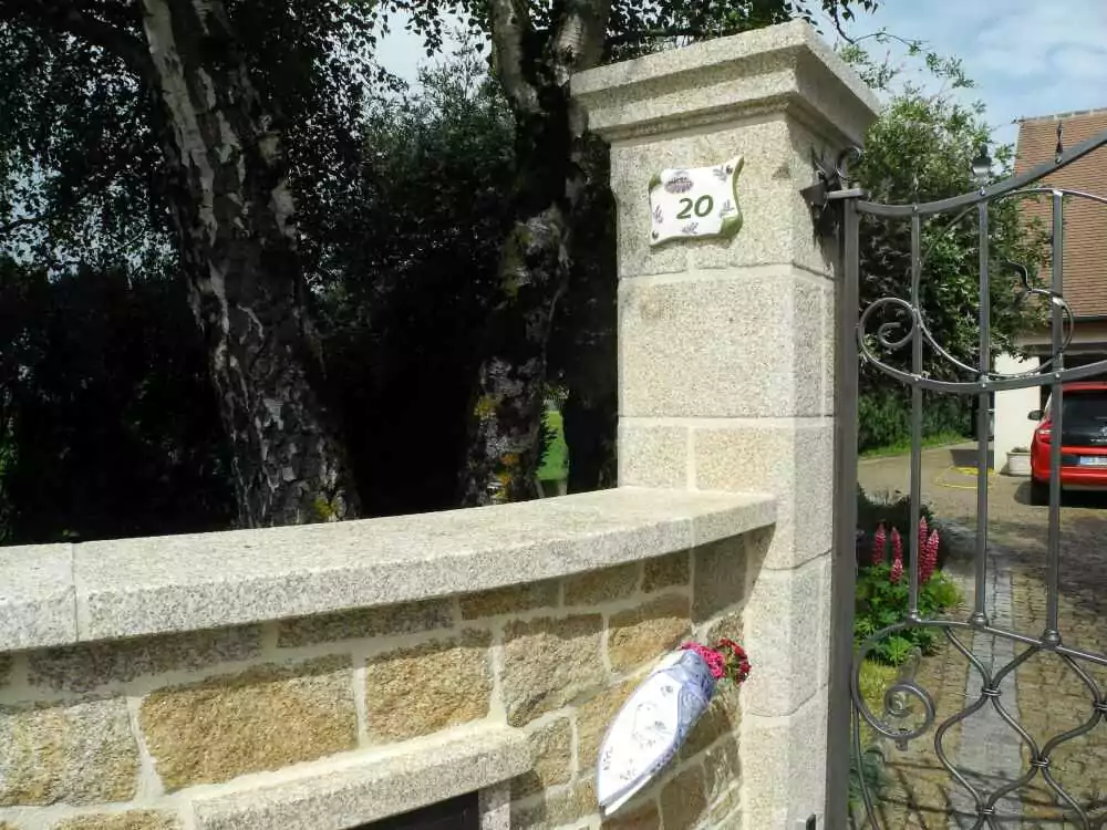 Clôture avec mur en pierres