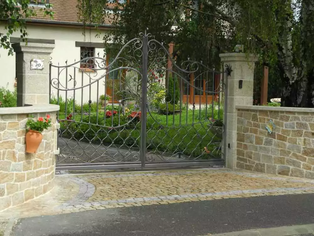 Clôture avec mur en pierres